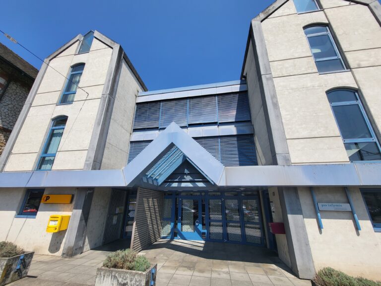 01 - MI - Neuchatel - Gebäude aussen